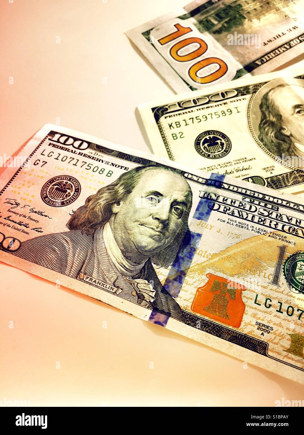 Stati Uniti Currensy, tre 100 dollari USA. - Immagine stock catturata con smartphone