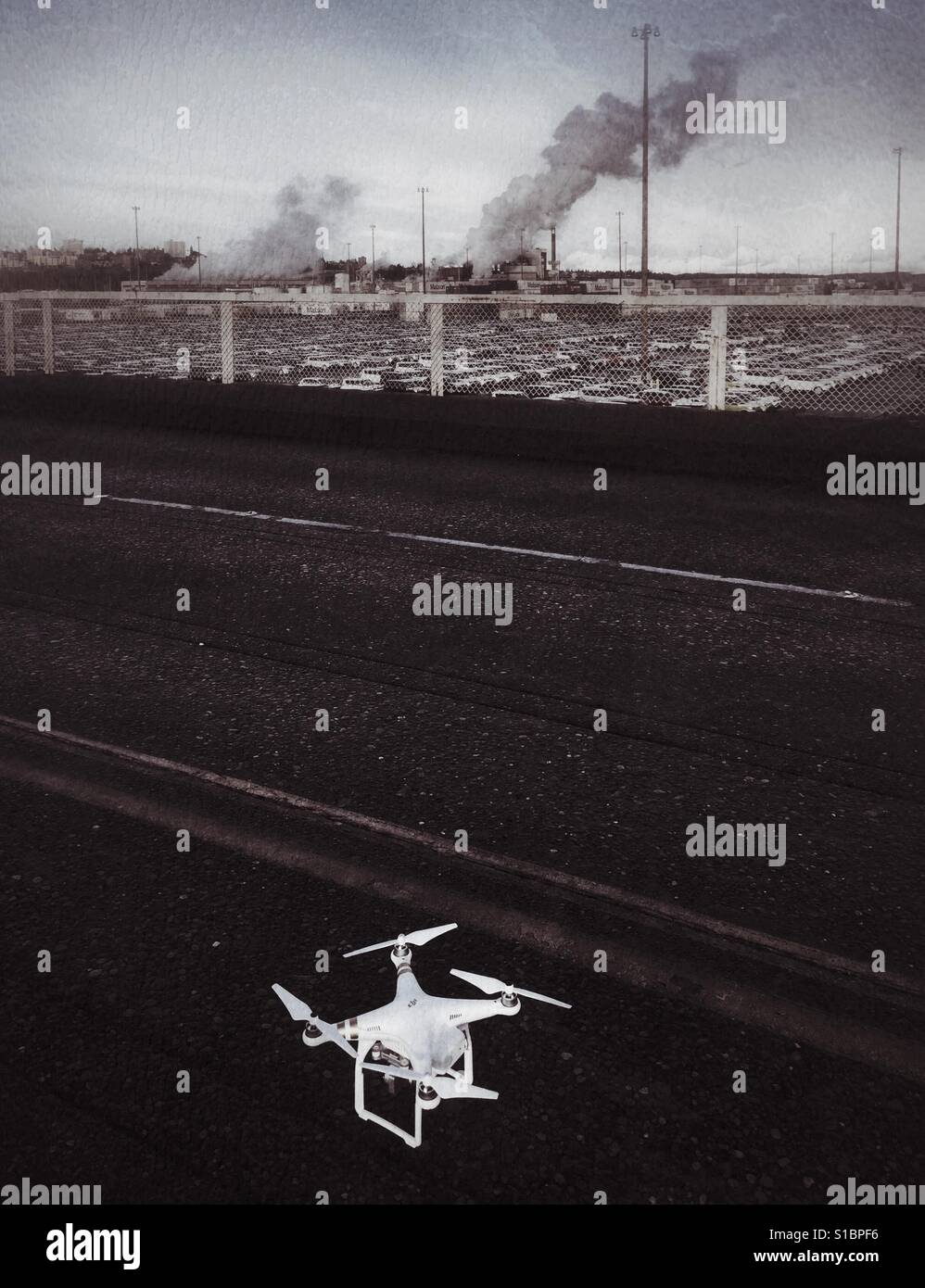 Fotocamera drone dgi è pronta per il decollo a volare sulle nuove vetture molto al Porto di Tacoma, WA, Stati Uniti d'America - Immagine stock catturata con smartphone