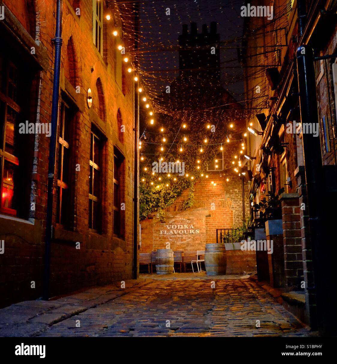 Ingresso al Queens Court a Leeds, West Yorkshire. - Immagine stock catturata con smartphone