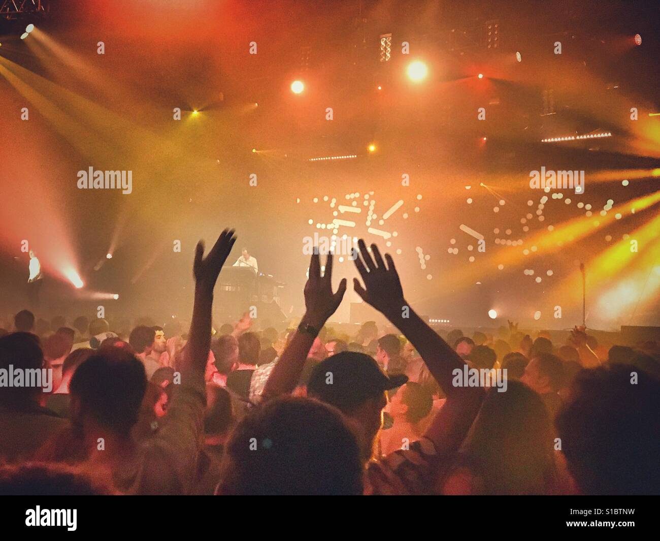 La folla danze ad un concerto di musica - Immagine stock catturata con smartphone