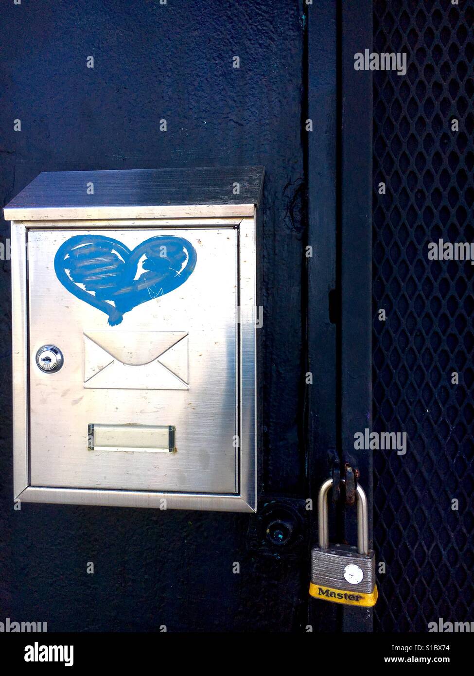 Cuore della cassetta postale e bloccare - Immagine stock catturata con smartphone