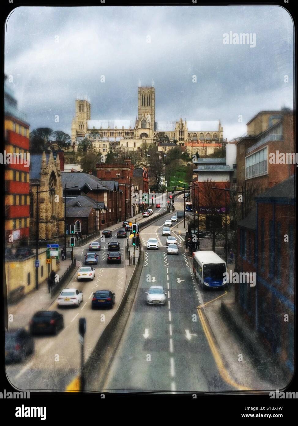 Città trafficata strada che conduce fino alla Cattedrale di Lincoln. Foto Stock