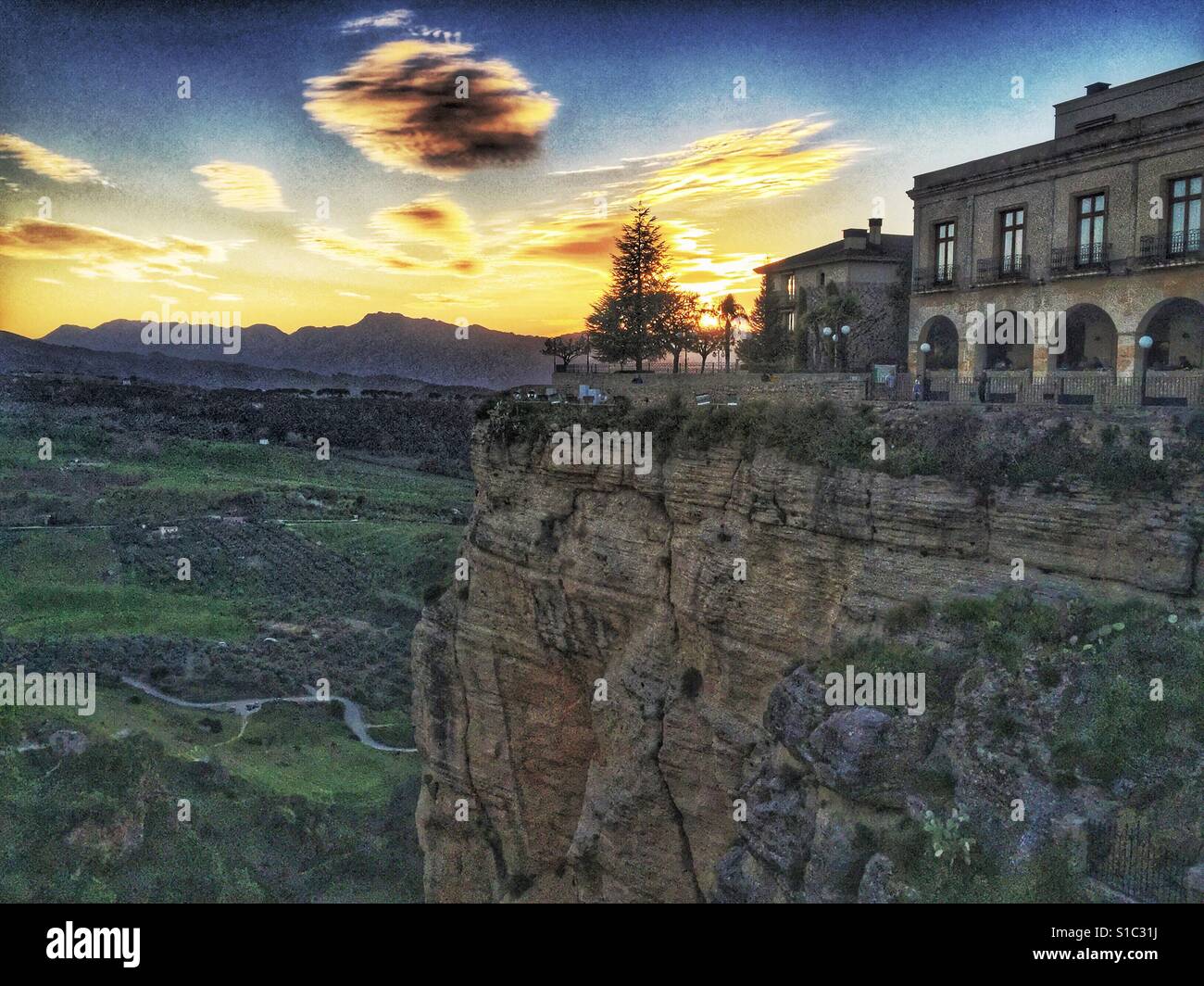 Bordo della città di Ronda, Andalucia, al tramonto, vista dal ponte nuovo, Puente Nuevo - Immagine stock catturata con smartphone
