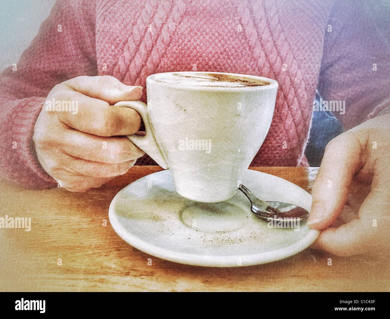 Donna che mantiene una tazza di caffè Foto Stock