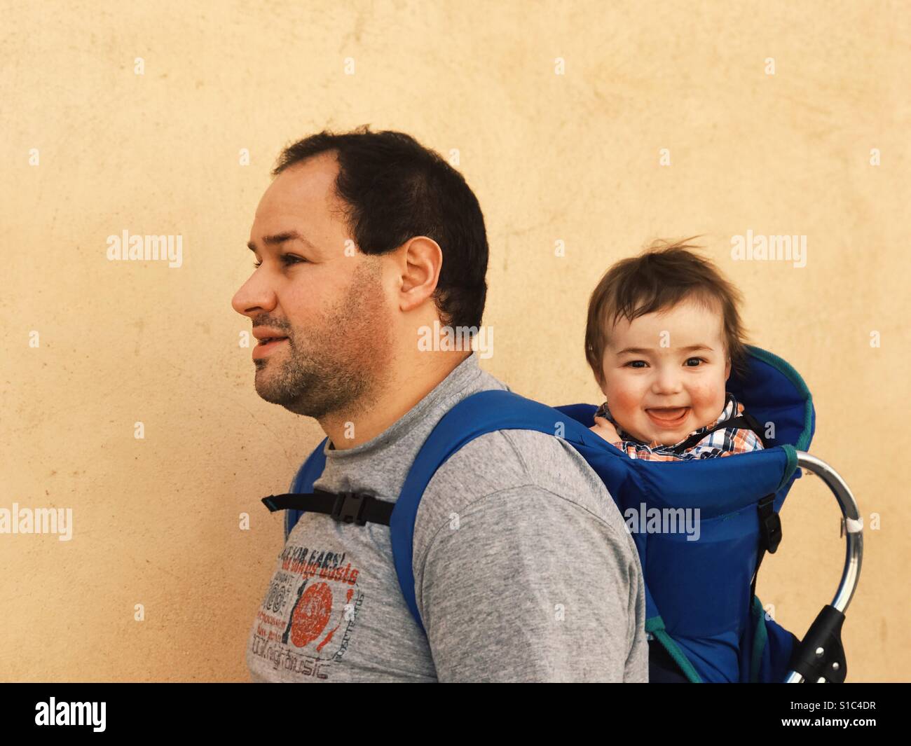 Padre e figlio baby escursionismo Foto Stock