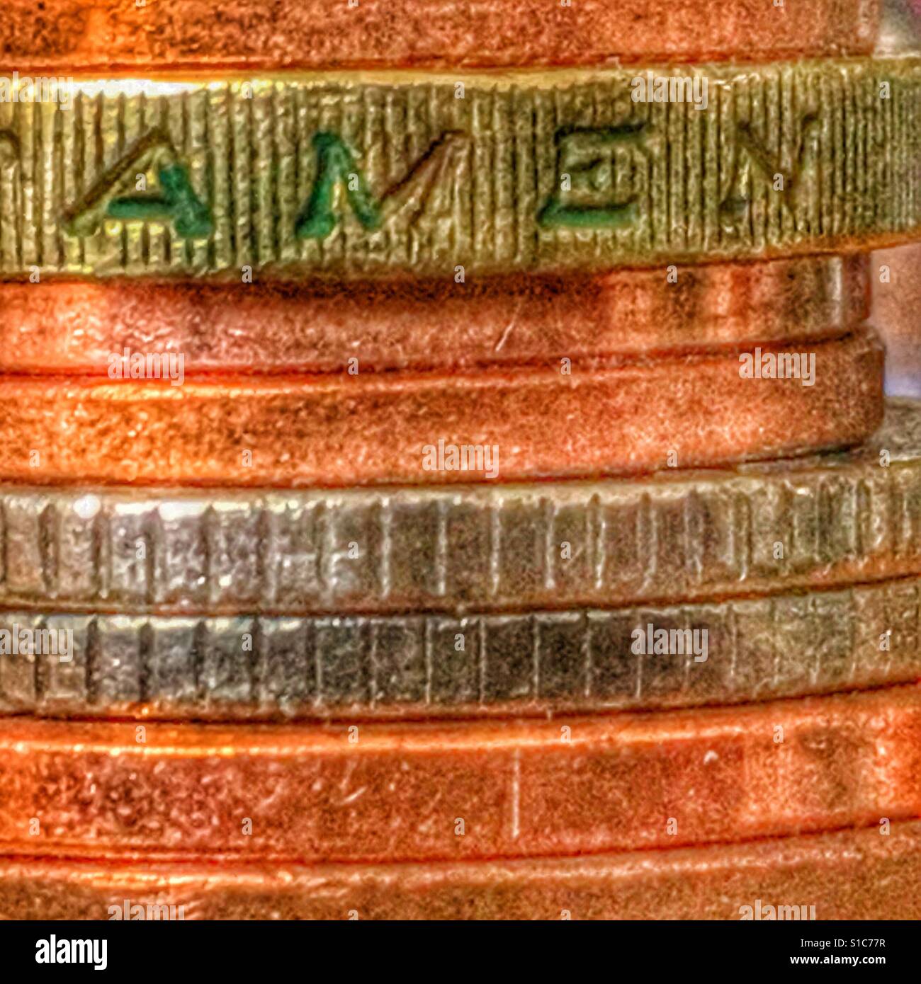 Piccolo mucchio di monete Britanniche. Macro. Compreso un £1 gettone, concentrarsi sull' "amen" - Immagine stock catturata con smartphone