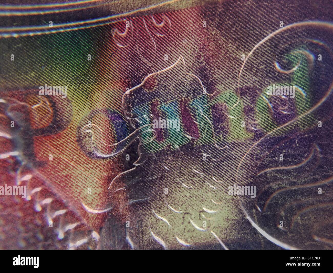 Doppia esposizione. Macro di un 2016 Inglese twopence moneta di rame e la parola olografico Pound su un £5 nota. Foto Stock