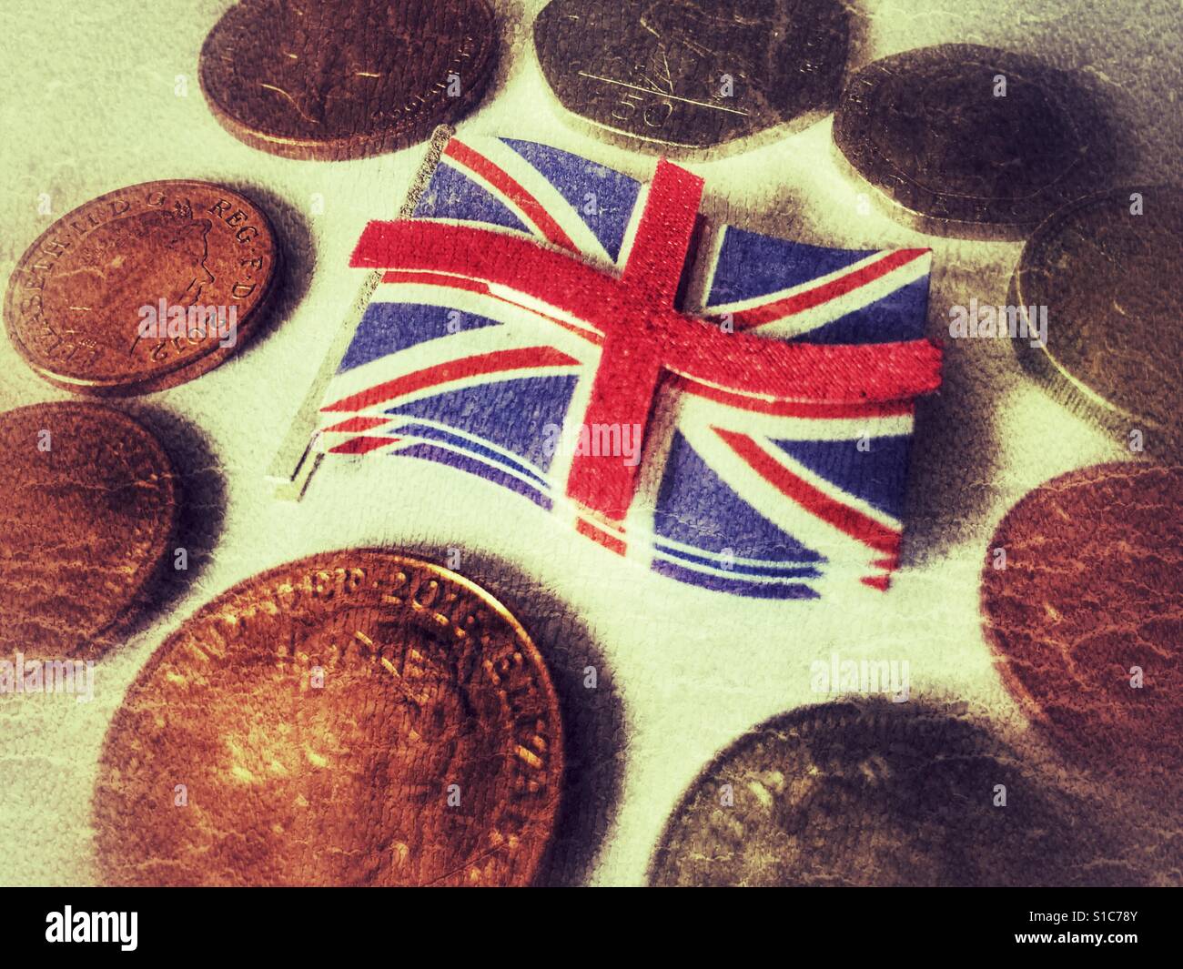 Union Jack flag circondato da monete Britanniche - Immagine stock catturata con smartphone