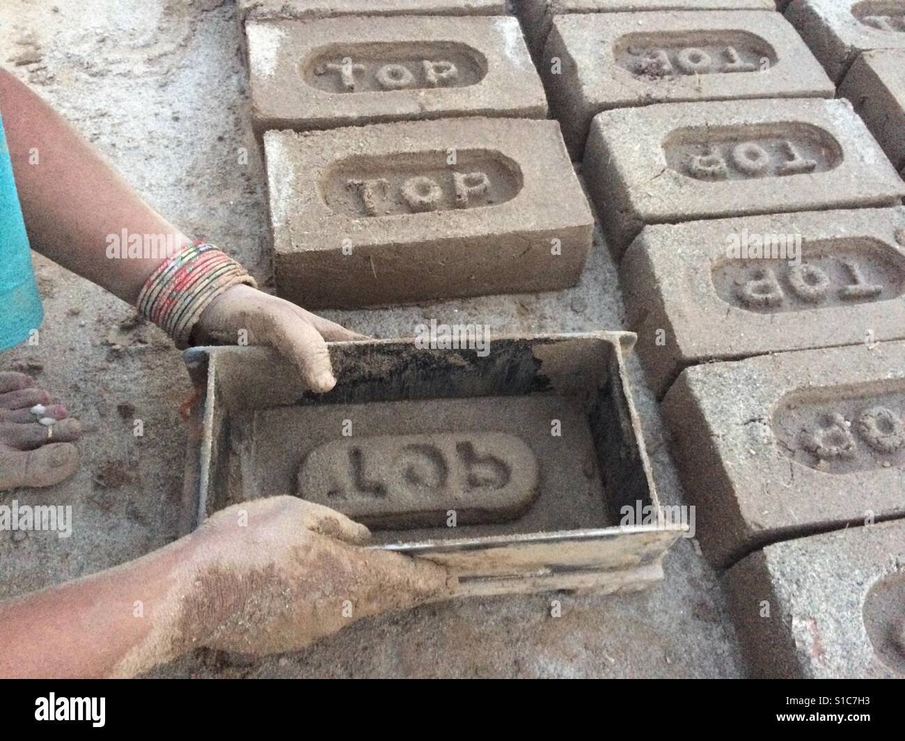 Una donna fare mattoni in india poorness essi molto lavoro duro per i loro bambini e per i prodotti alimentari Foto Stock