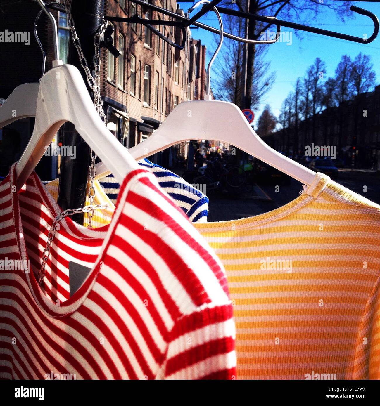 Striped t-shirt appesa a un mercato Foto Stock
