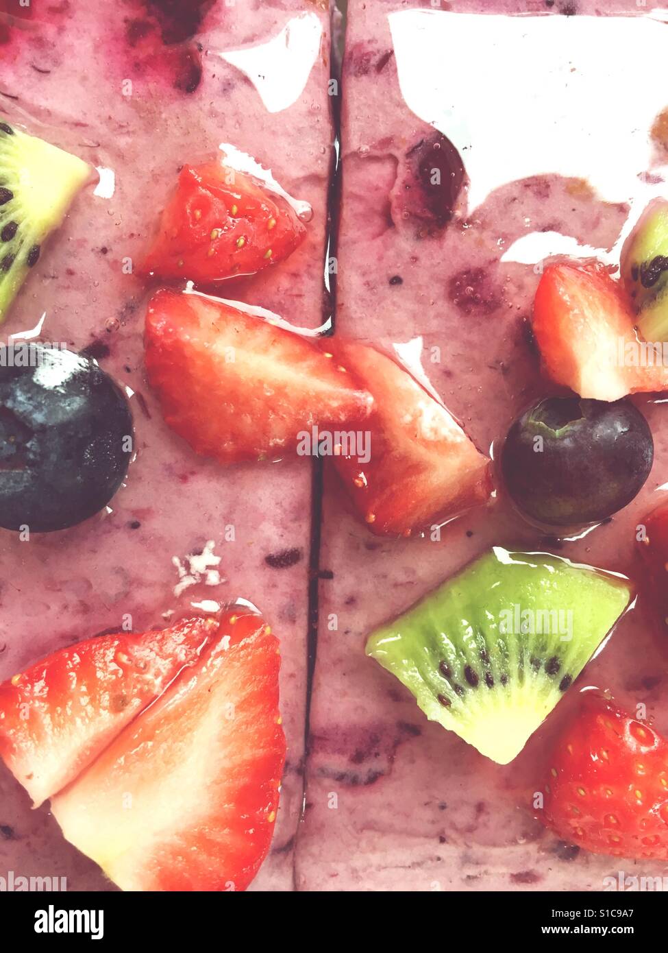Deserto torta di frutta dolce trattare con fragole kiwi mirtillo - Immagine stock catturata con smartphone