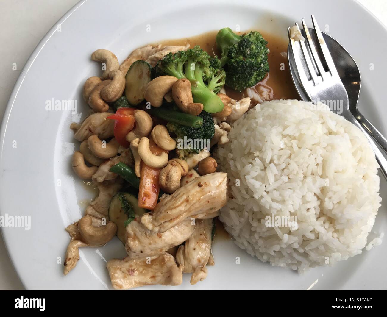 Thai anacardi con verdure miste e basilico fresco con pollo. - Immagine stock catturata con smartphone