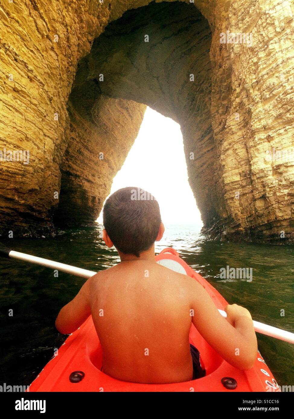 7 anni vecchio ragazzo kayak in mare Mediterraneo Beirut Libano Foto Stock