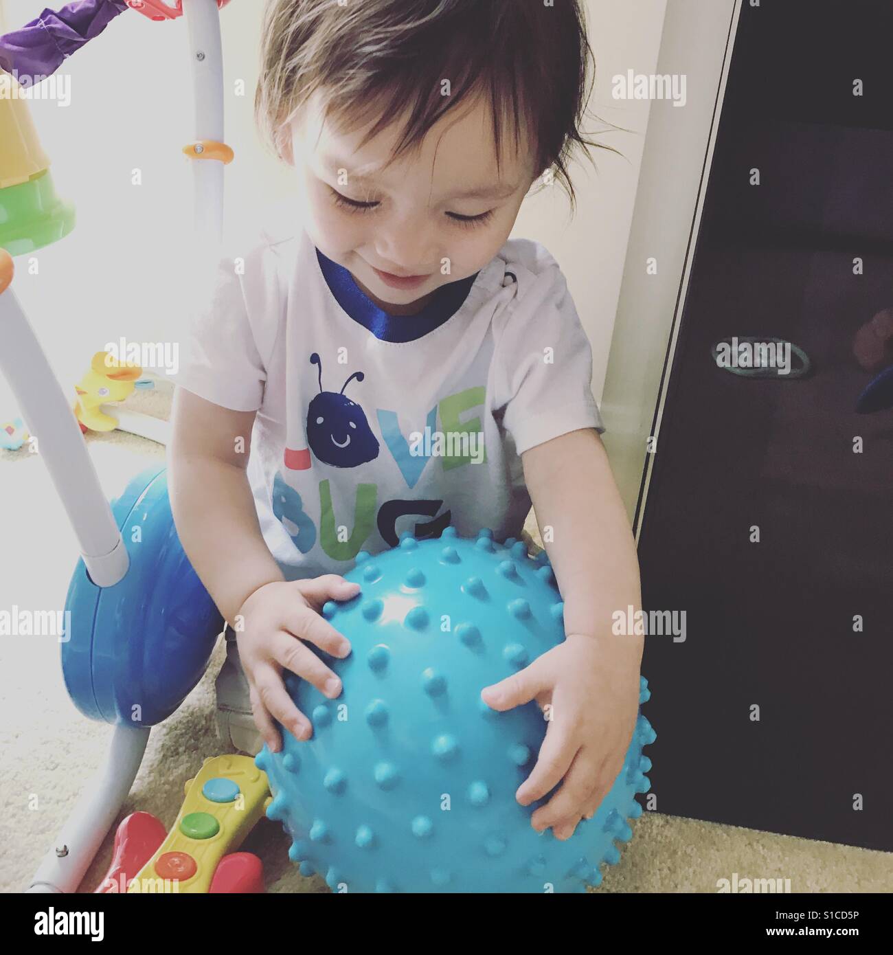 Bambino e sfera Foto Stock