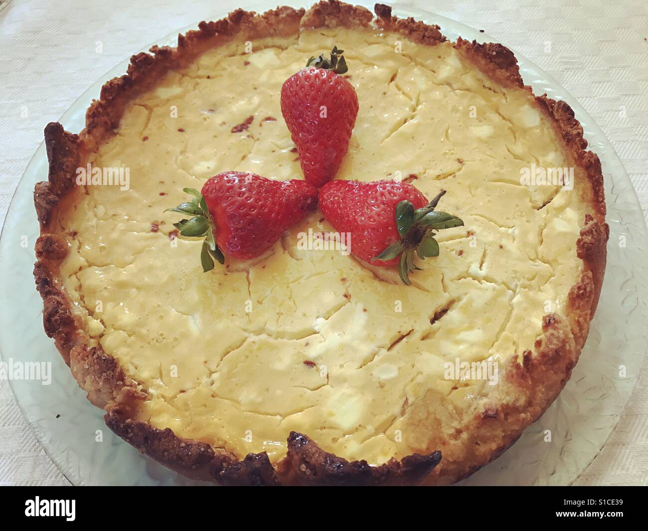 Torte fatte in casa con tre fragole ornamentali - Immagine stock catturata con smartphone