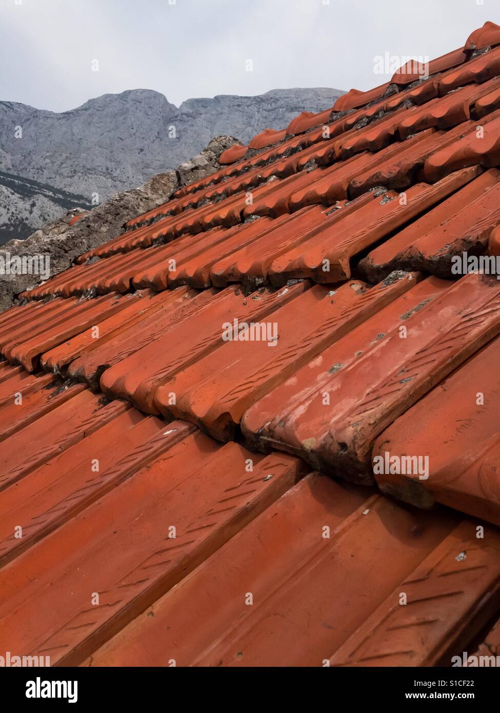 Il vecchio tetto di tegole in background Foto Stock
