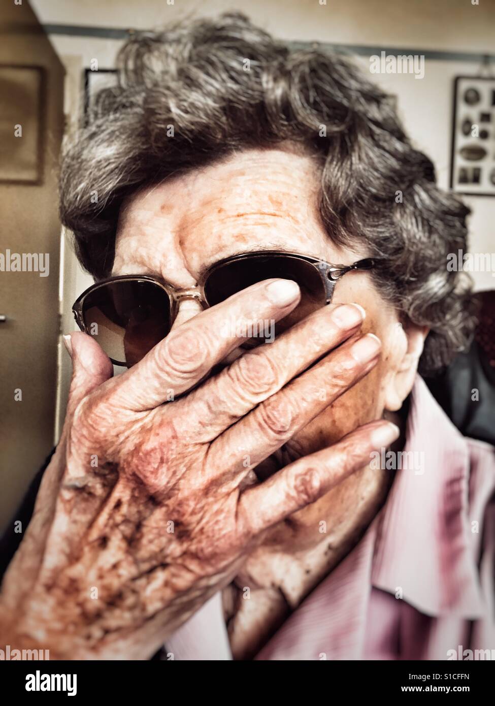 Il 95-anno vecchia donna a vivere in modo indipendente a casa - Immagine stock catturata con smartphone