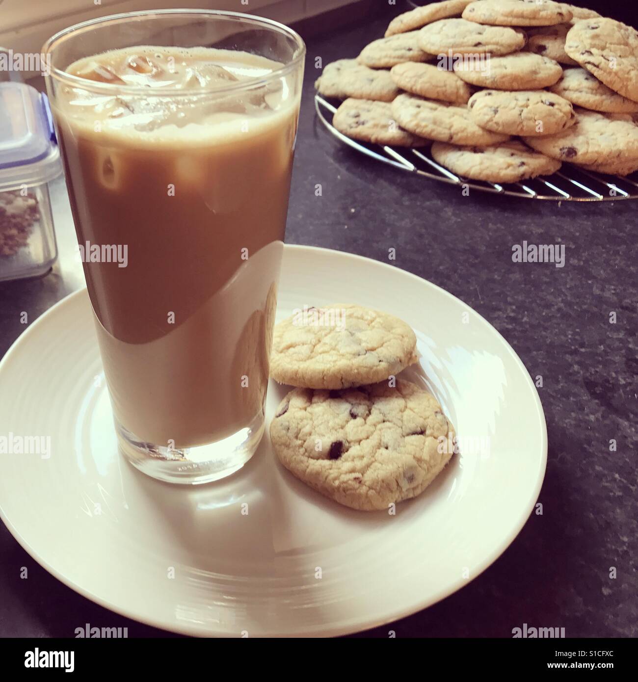 Caffè ghiacciato e cookie Foto Stock