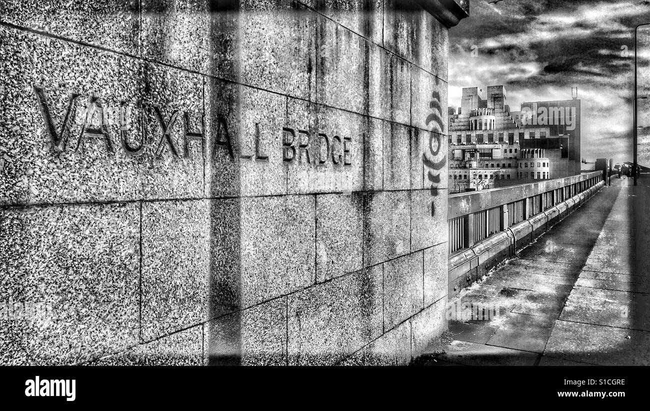 Vauxhall Bridge e MI5 & MI6 edificio, Londra - Immagine stock catturata con smartphone