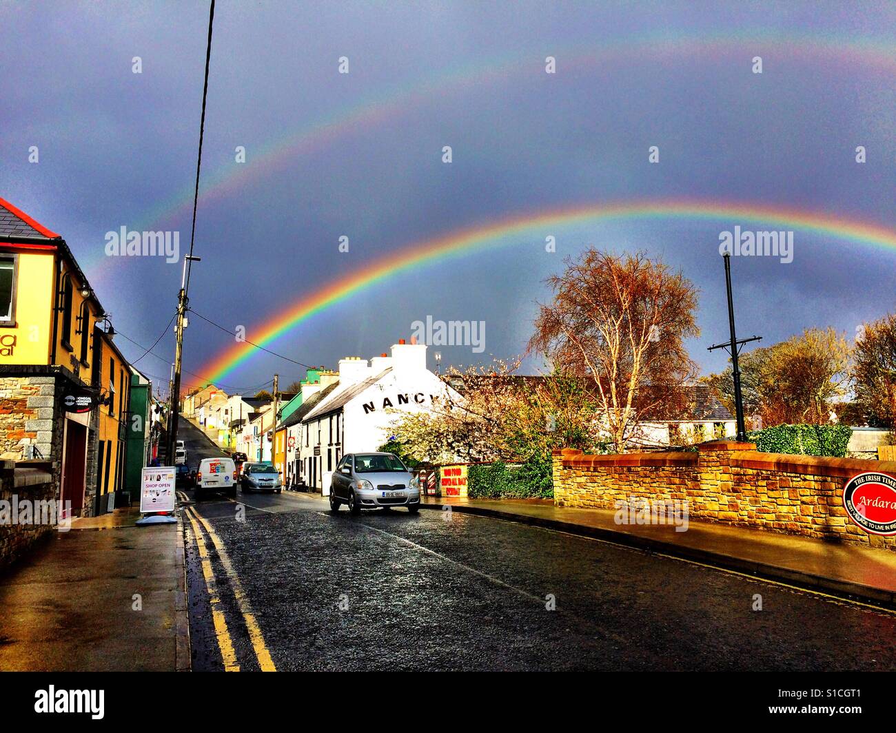 Ardara County Donegal Irlanda rainbow - Immagine stock catturata con smartphone