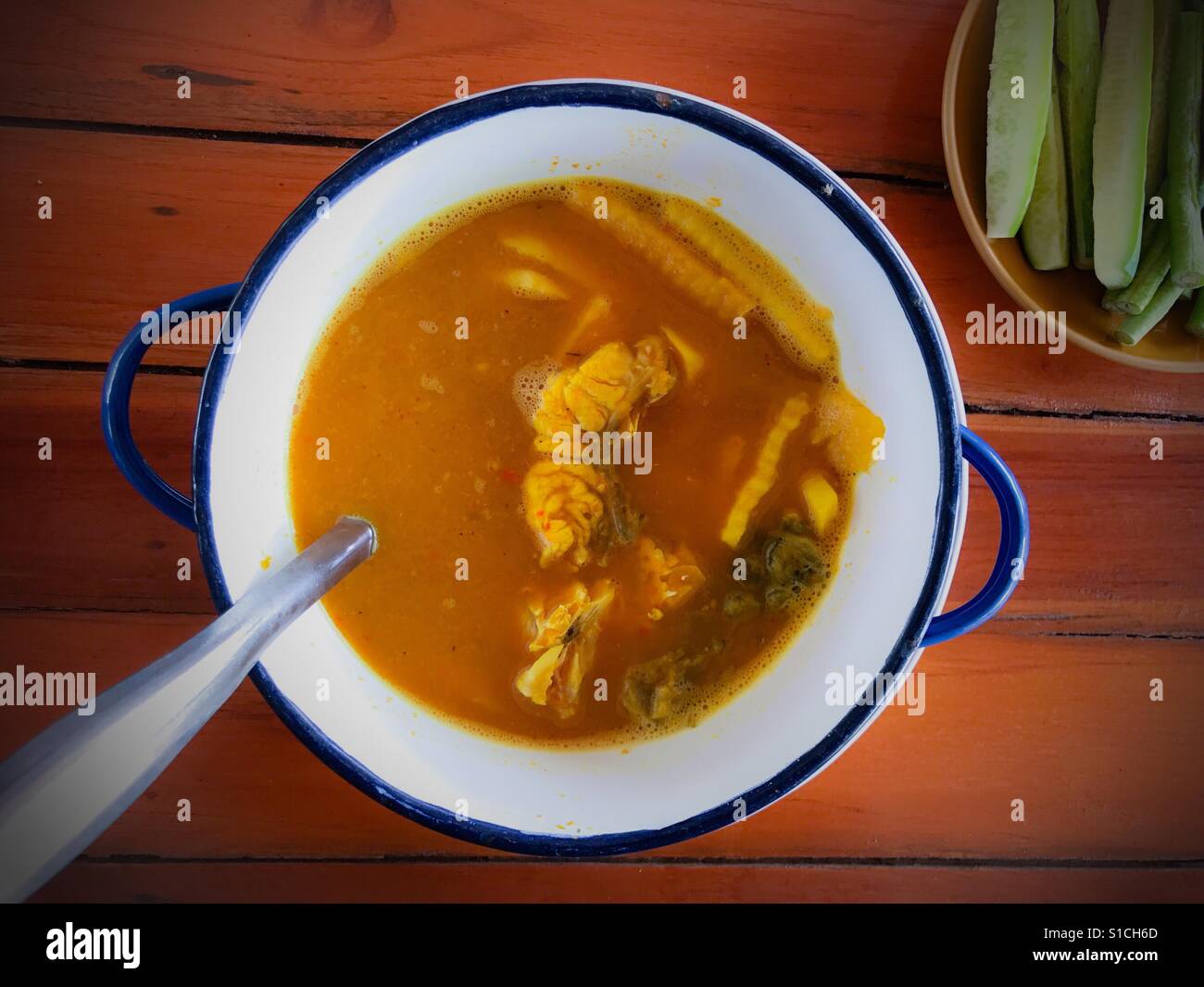 Pesce Barramundi in giallo aspro e la zuppa piccante Foto Stock