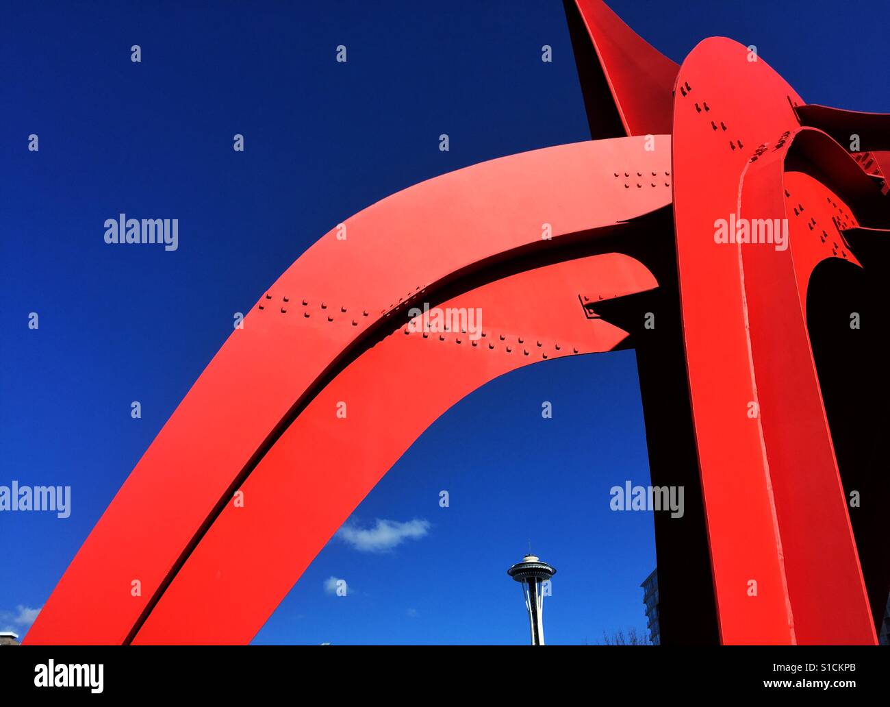 Spazio soleggiato picchi di ago attraverso l'Aquila, imponente scultura di Alexander Calder Foto Stock