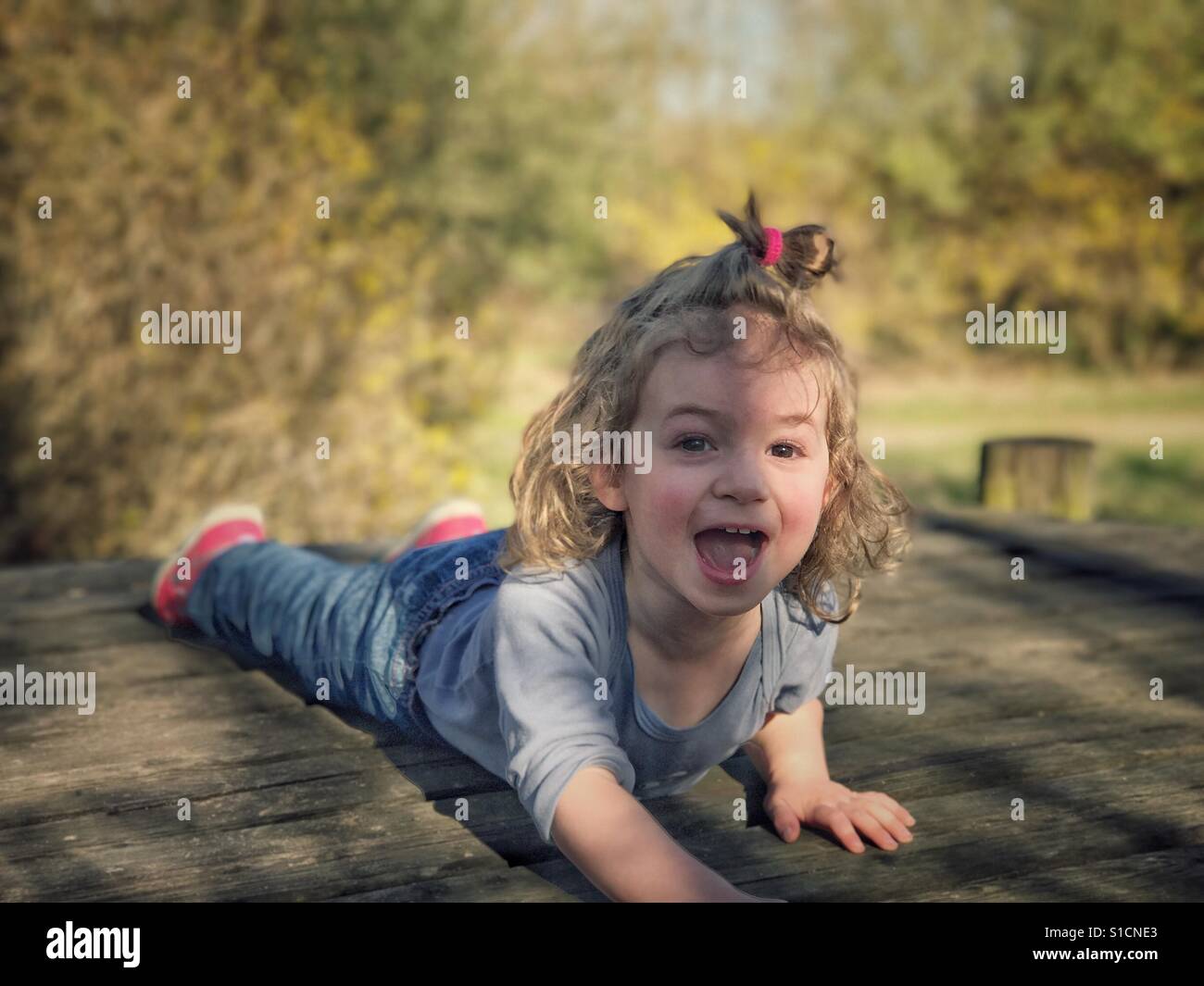 2 anno di età bambino giocare all'aperto Foto Stock