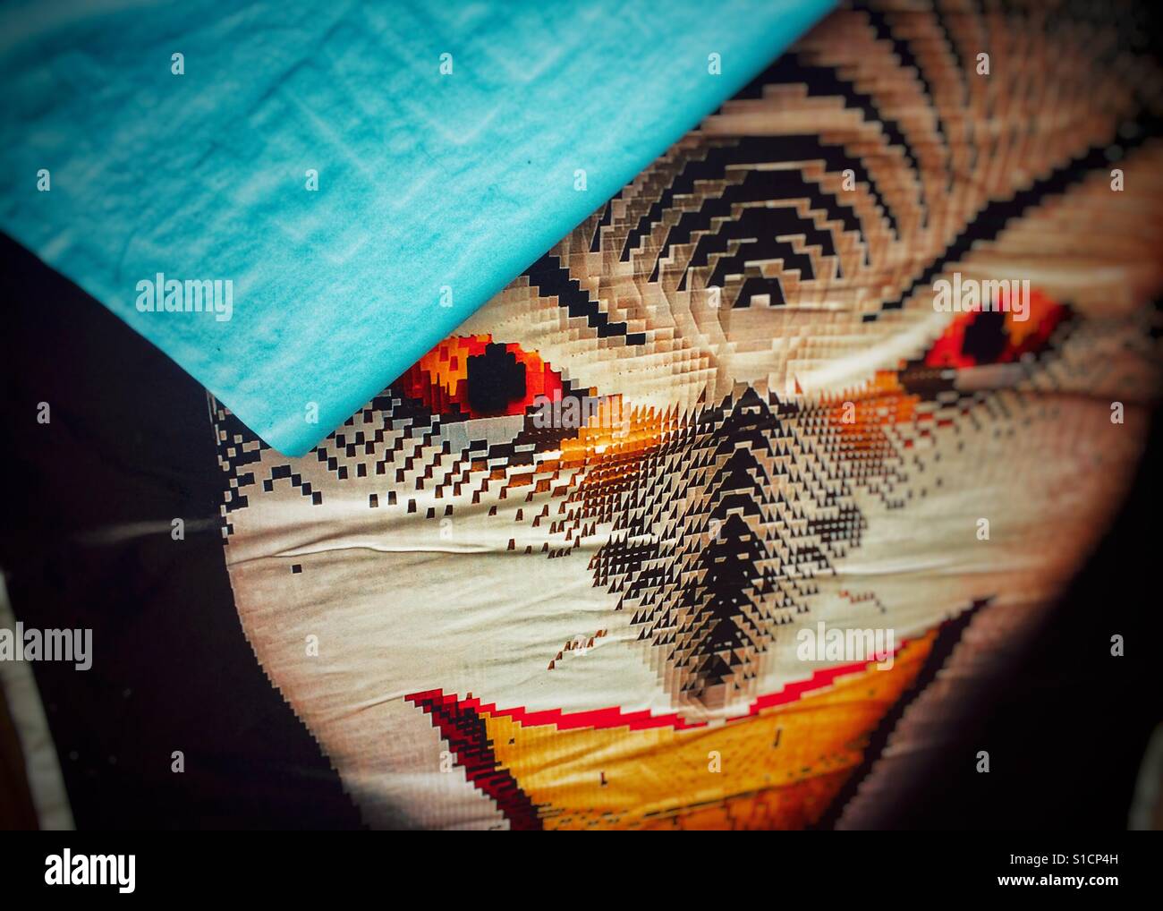 Poster di peeling si abbassa oltre un pixel Joker Face Foto stock - Alamy
