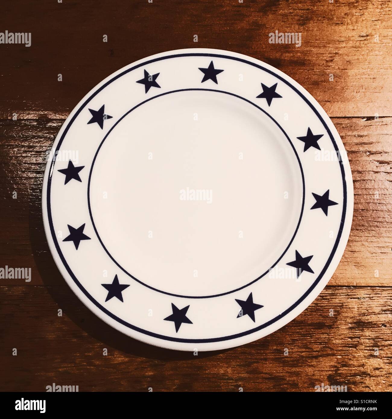 Piastra vuota con stelle design - Immagine stock catturata con smartphone