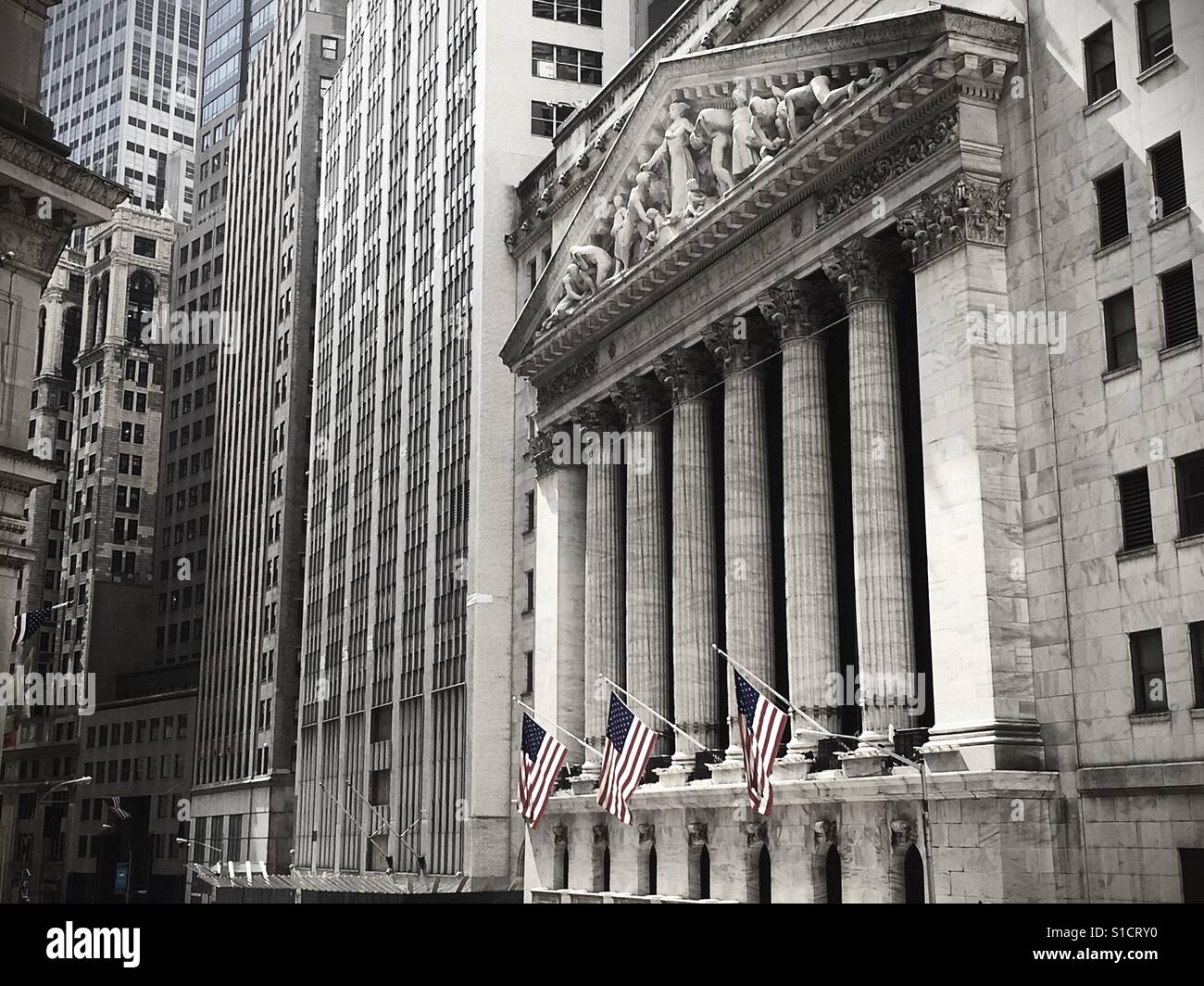 La parte anteriore del New York Stock Exchange edificio sul Wall Street, il quartiere finanziario di New York, Stati Uniti d'America - Immagine stock catturata con smartphone