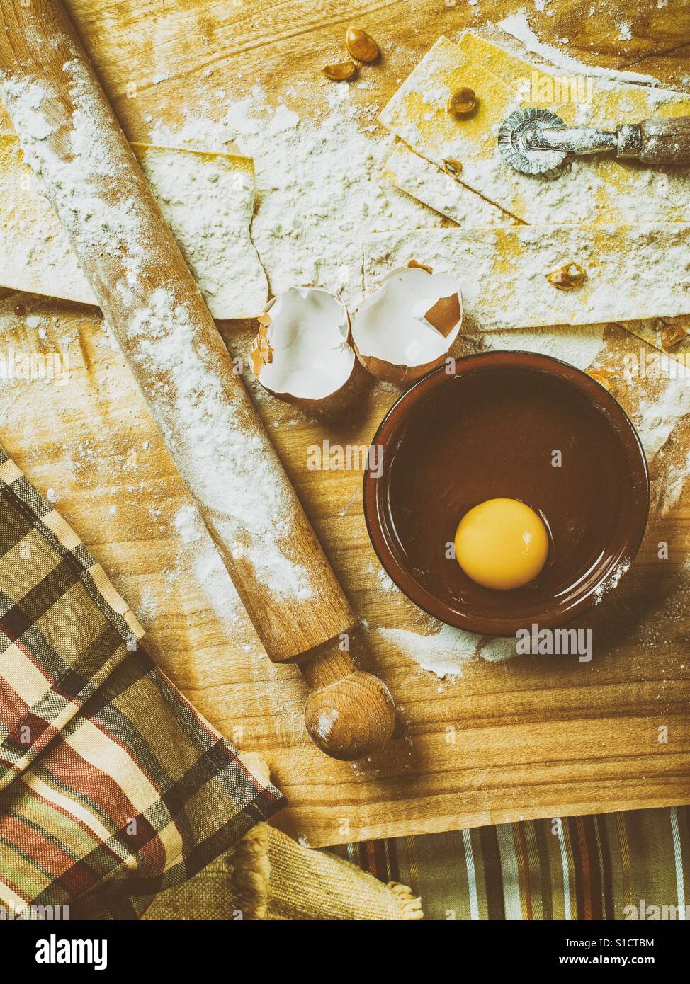 Fare la pasta con gli ingredienti e utensili per la cucina - Immagine stock catturata con smartphone