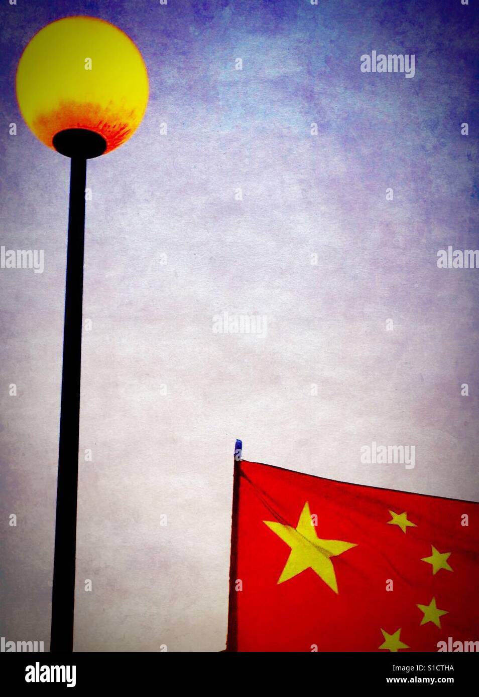 Bandiera cinese e lampione Foto Stock