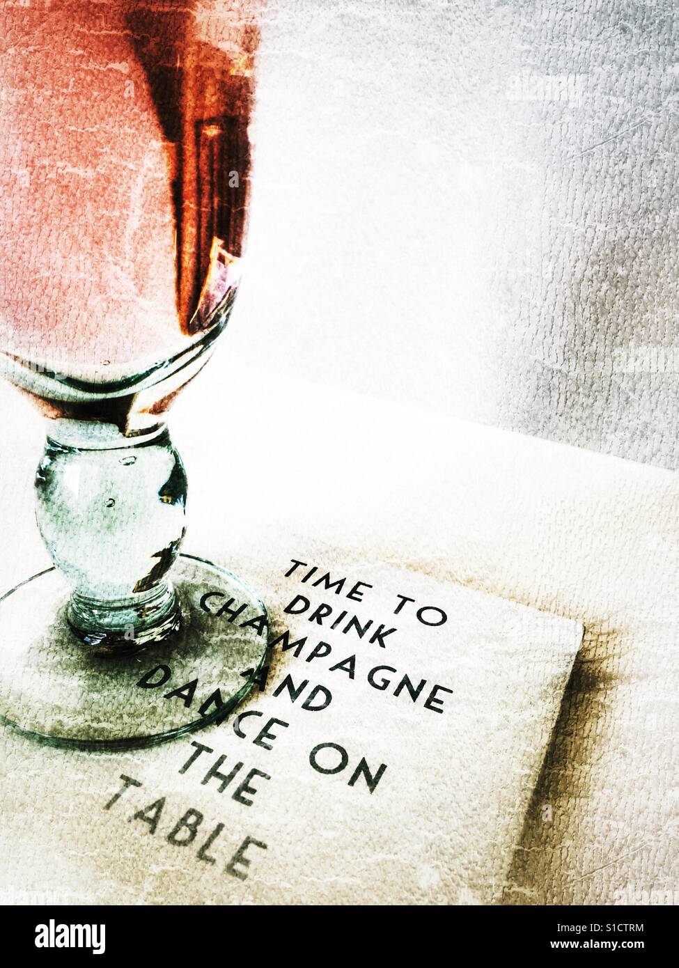 Vetro su di un tappeto di bevande : tempo di bere champagne e danza sul tavolo - Immagine stock catturata con smartphone