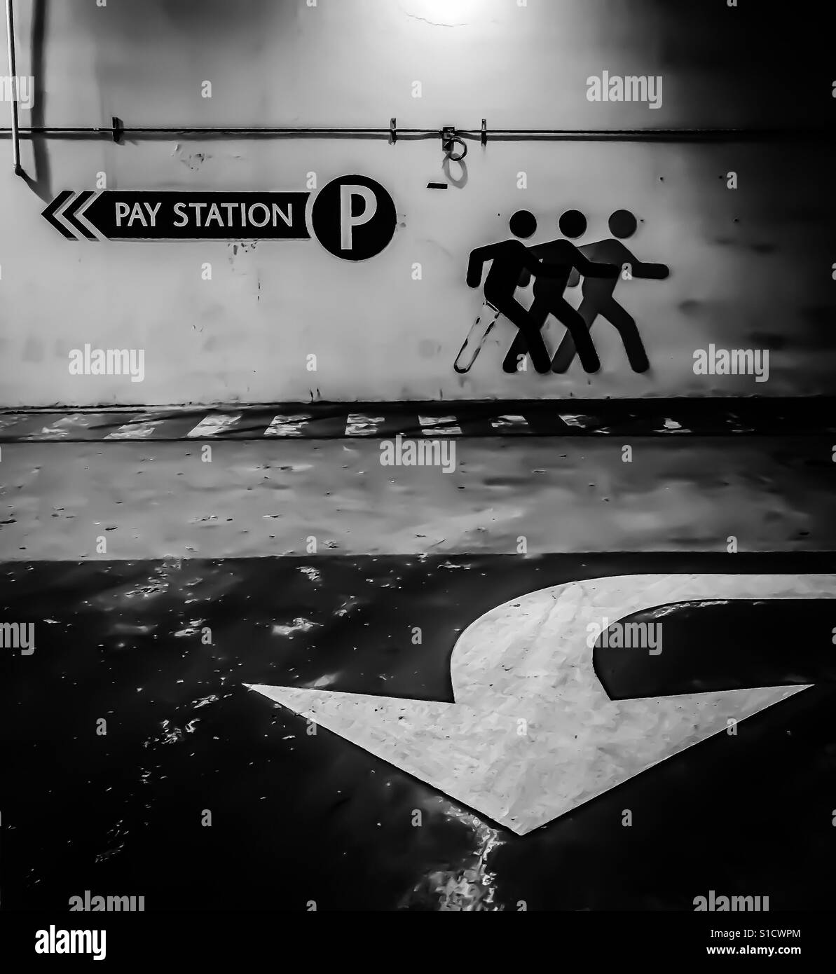 Attraversamento pedonale cartello segnaletico guardando come il dipinto figure pedonale sono a piedi dalla stazione a pagamento Foto Stock