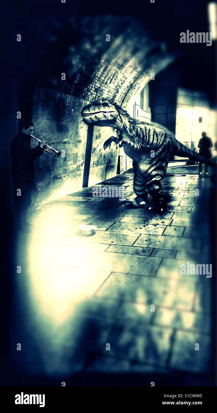 Attore in veste di dinosauro e musicista di strada trombettista, Londra - Immagine stock catturata con smartphone