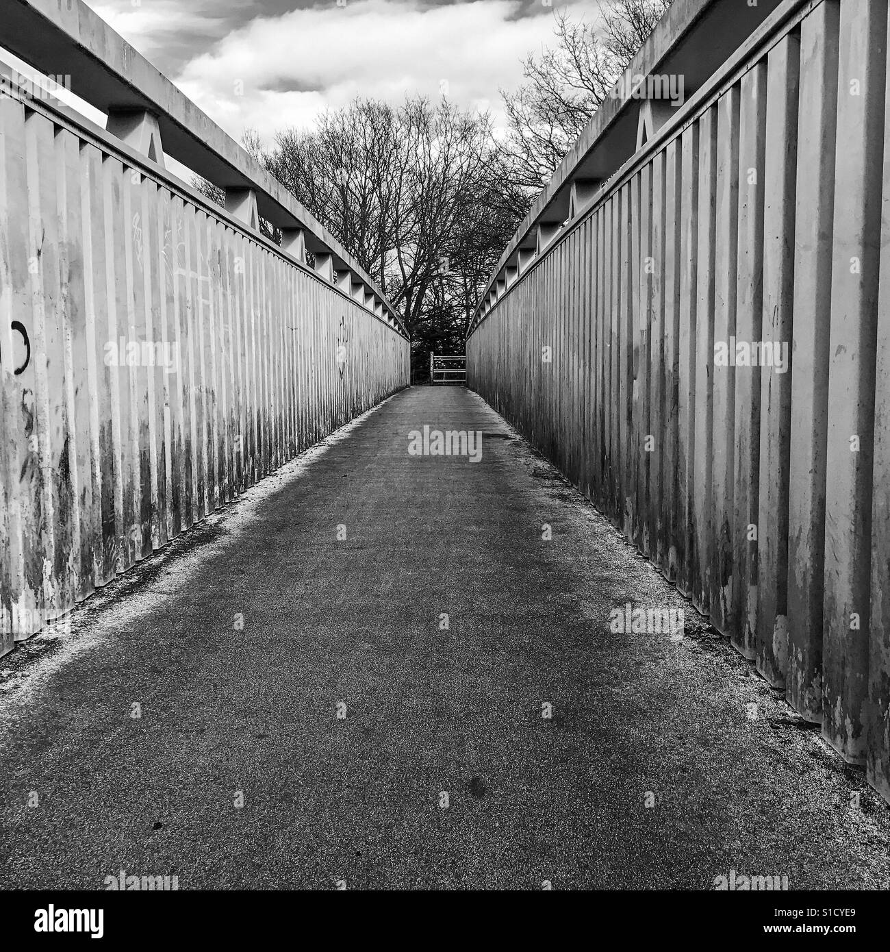 Passerella urbano in bianco e nero - Immagine stock catturata con smartphone