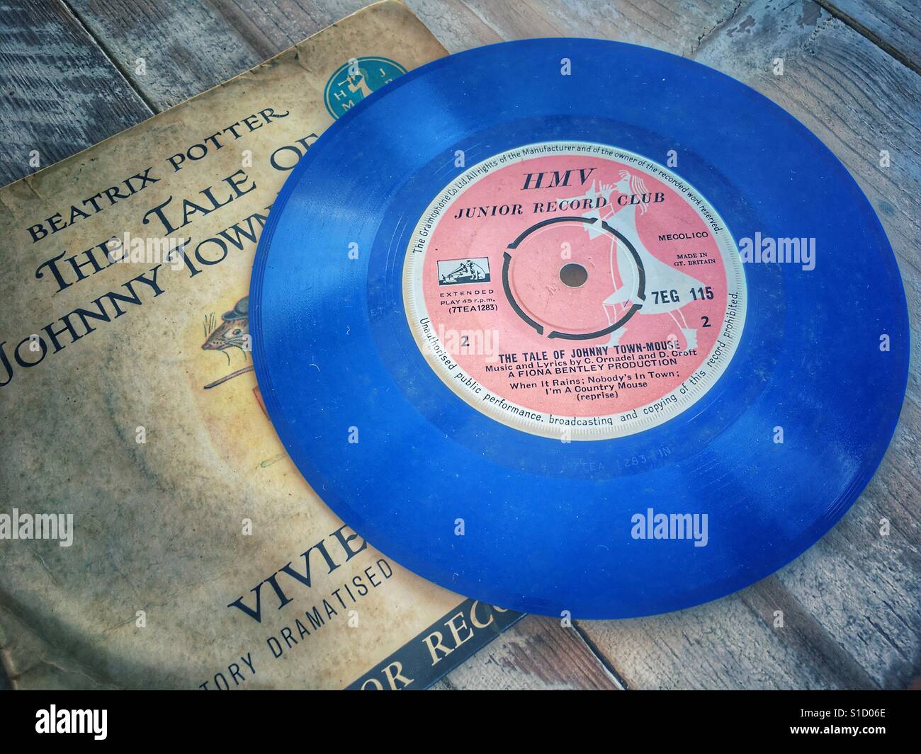 HMV Record Junior Club, il racconto di Johnny Town Mouse a Beatrix Potter, letto da Vivien Leigh. Anni sessanta blue vinil 45rpm record. Foto Stock