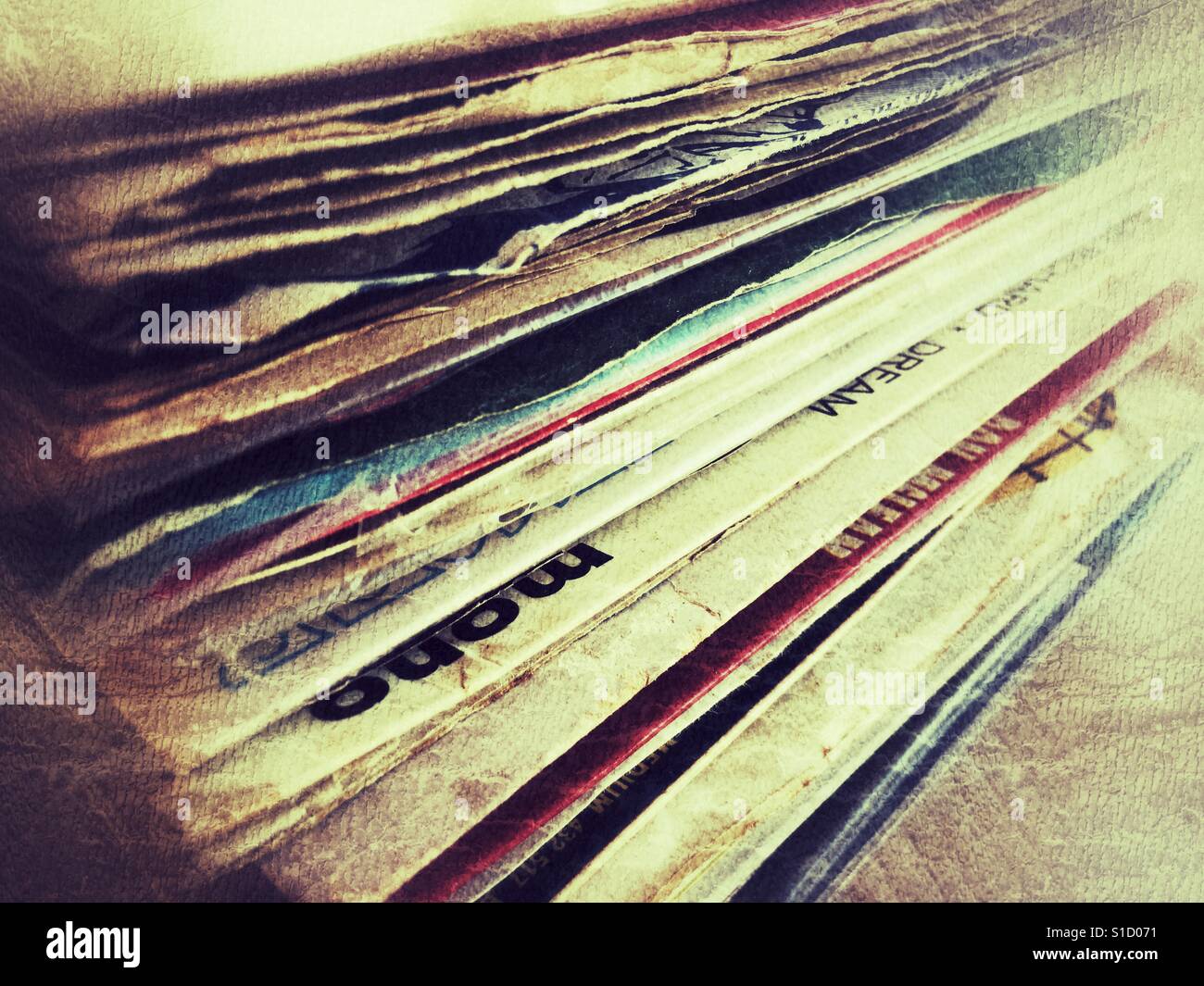 Pila di vecchi 45rpm dischi in vinile Foto Stock