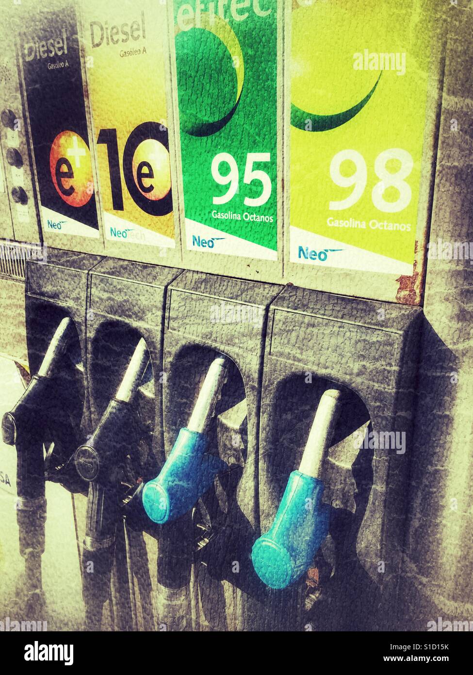 Le pompe di carburante a gas station, Spagna - Immagine stock catturata con smartphone