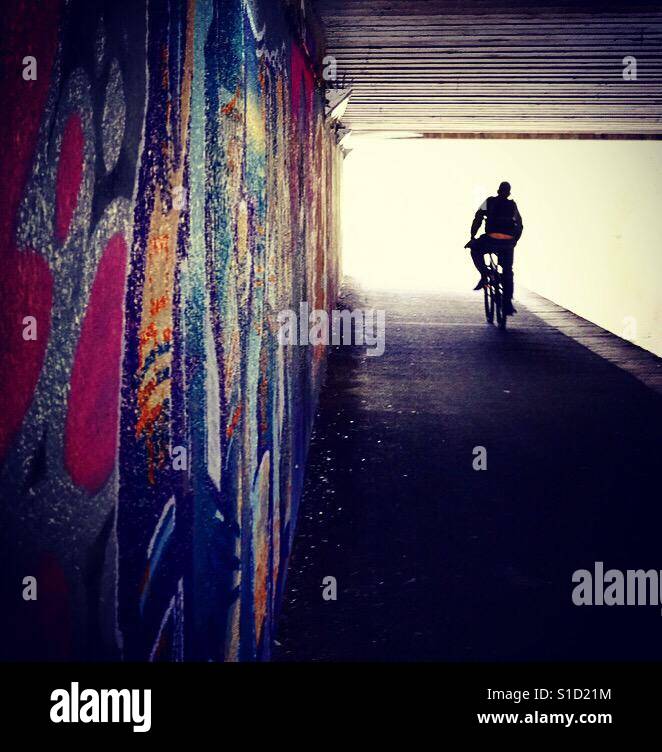 Graffiti sotto un ponte sul canale. Leeds, West Yorkshire, Inghilterra. Foto Stock