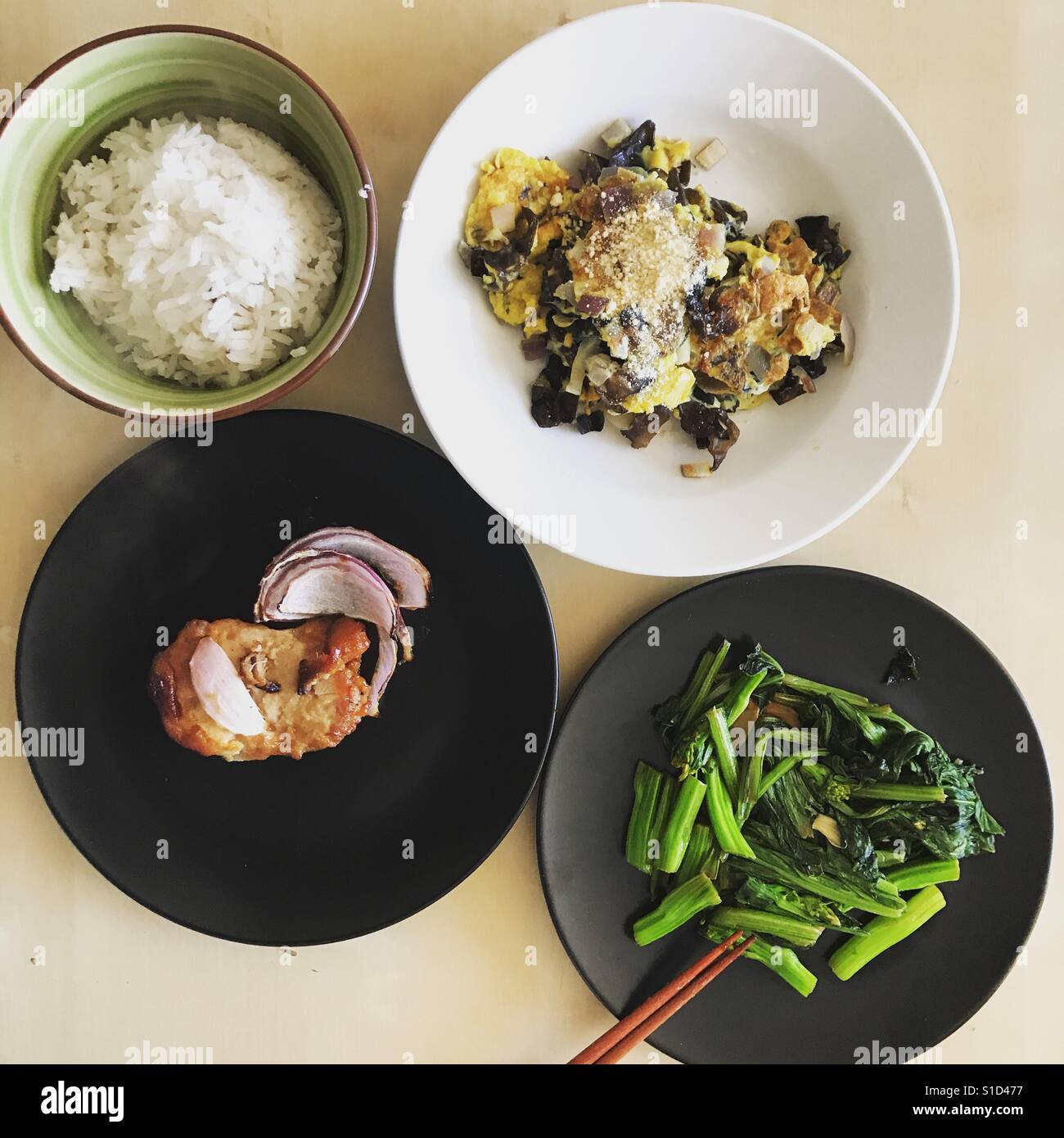 La prima colazione. Il pranzo. La cena. Mangiare da soli. Cibo cinese. Il riso. Mangiare sano. Foto Stock