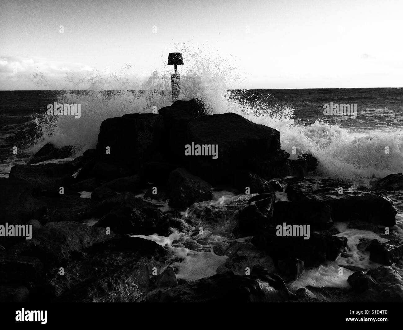 Rottura del mare sulle rocce Foto Stock