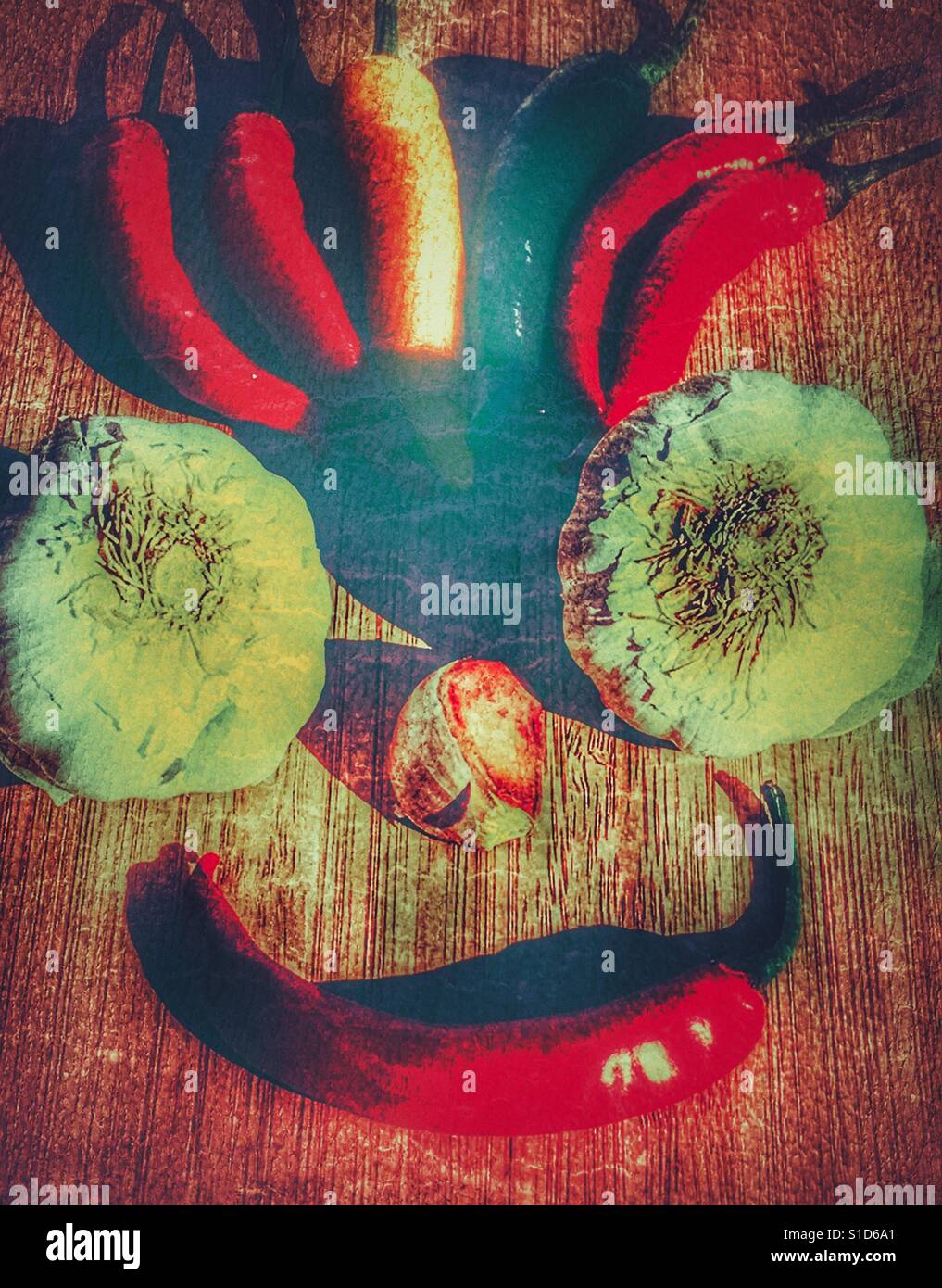 Cibo arte. Smiley face realizzato da fresco aglio e peperoncino con filtri aggiunti. Foto Stock