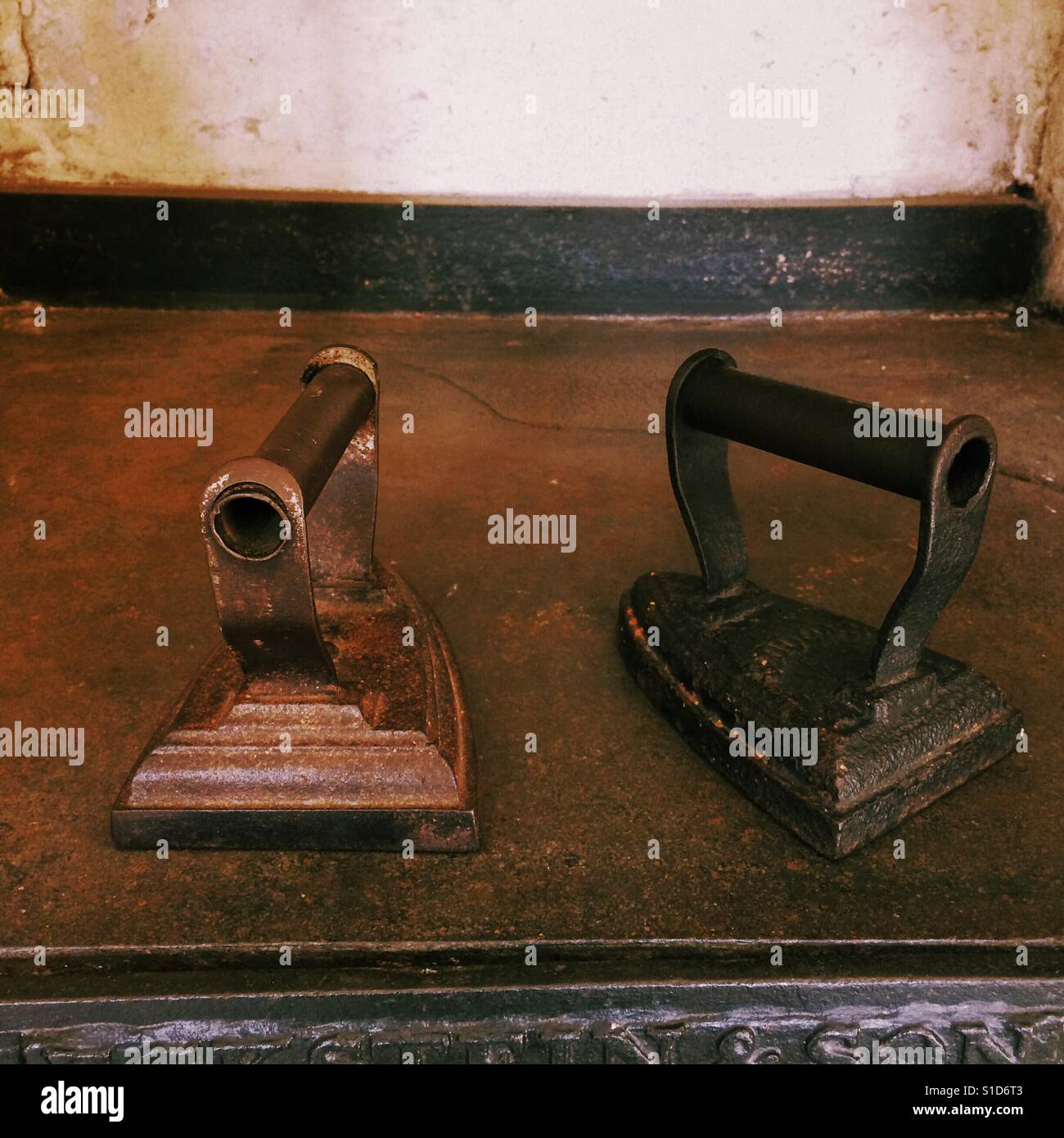 Vecchio servizio lavanderia ferro da stiro Foto Stock