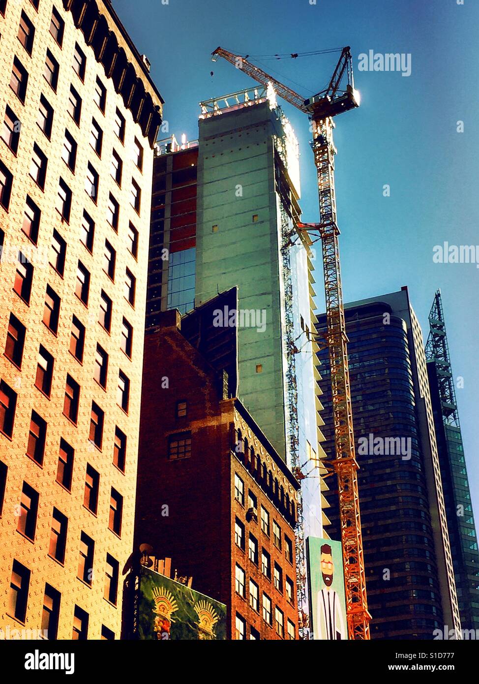 Grattacielo e gru da cantiere, Midtown Manhattan, New York, Stati Uniti d'America - Immagine stock catturata con smartphone