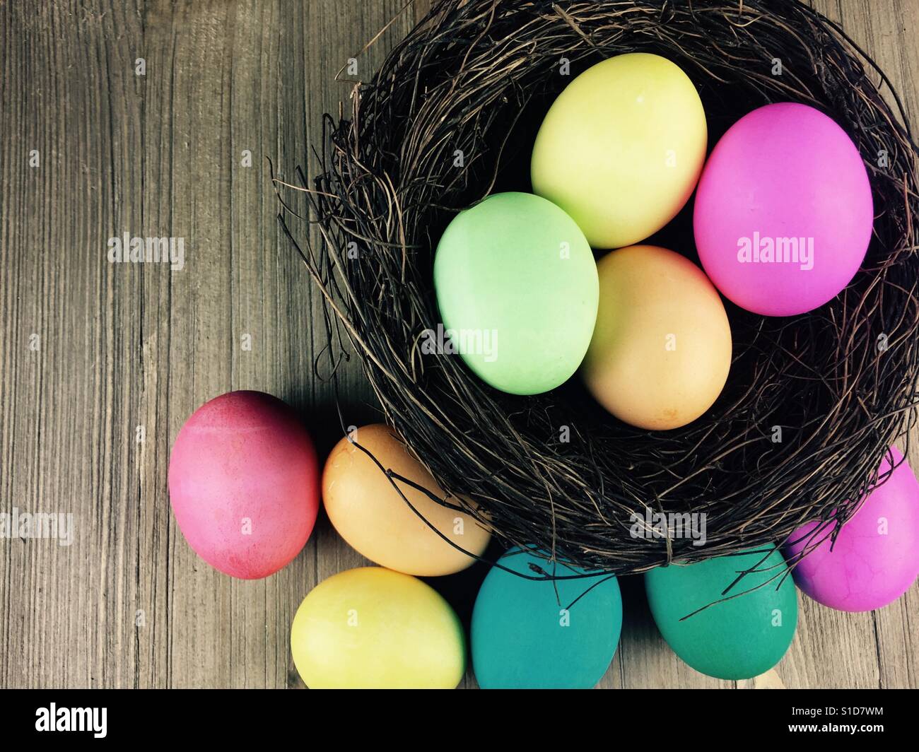 Uova di Pasqua in un nido - Immagine stock catturata con smartphone