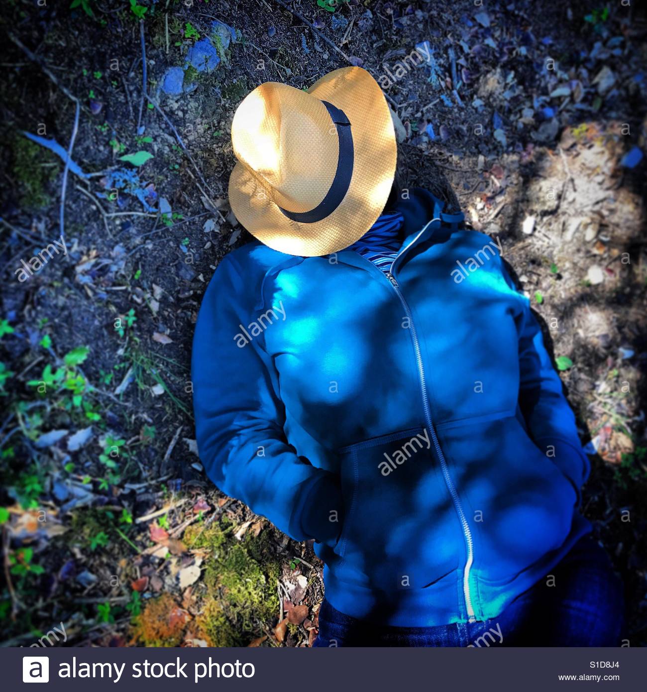 Una donna prende un pisolino con un cappello che copre la sua testa nella Sierra de Grazalema Parco naturale in Andalusia, Spagna - Immagine stock catturata con smartphone