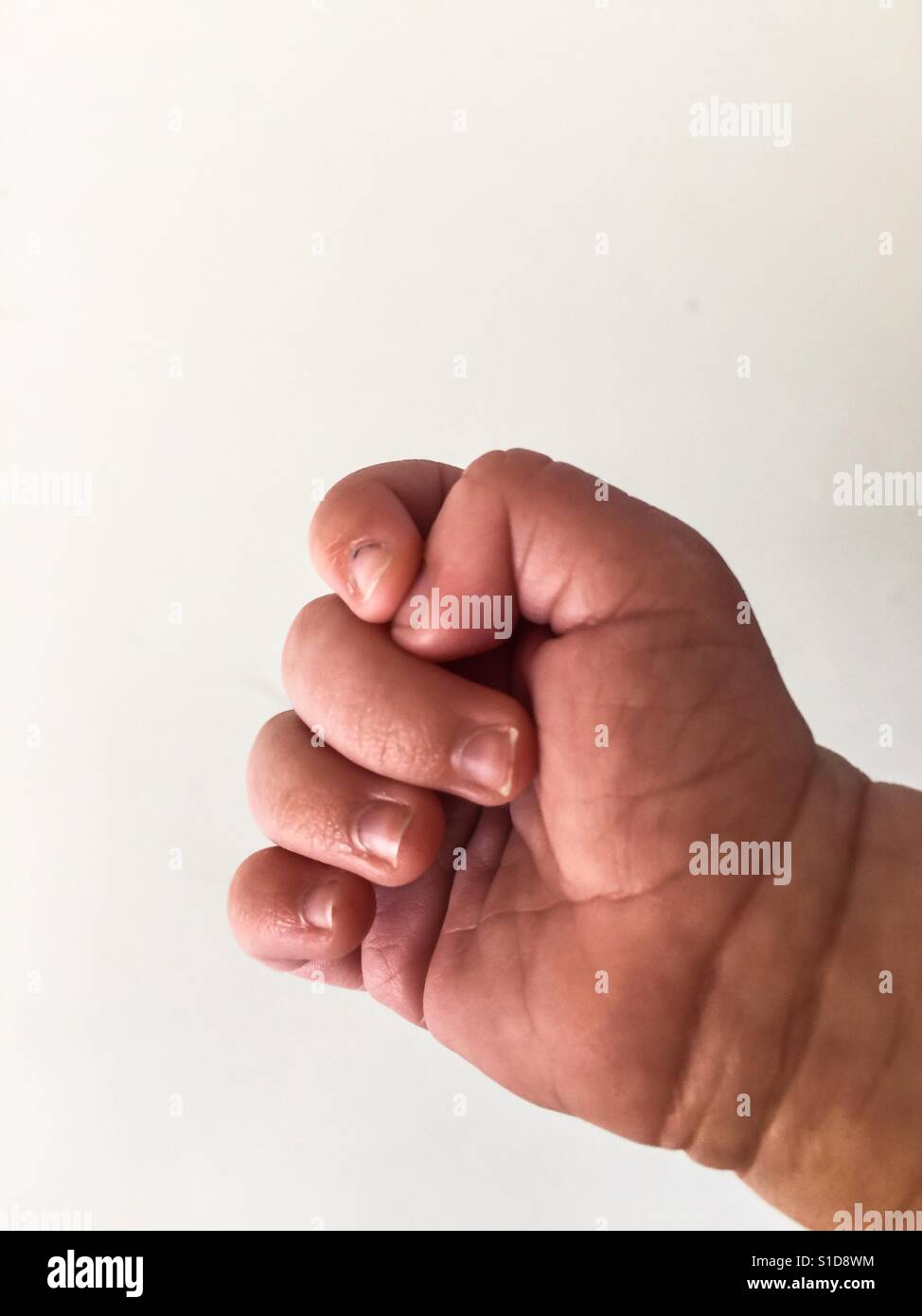 Baby la mano serrata Foto Stock