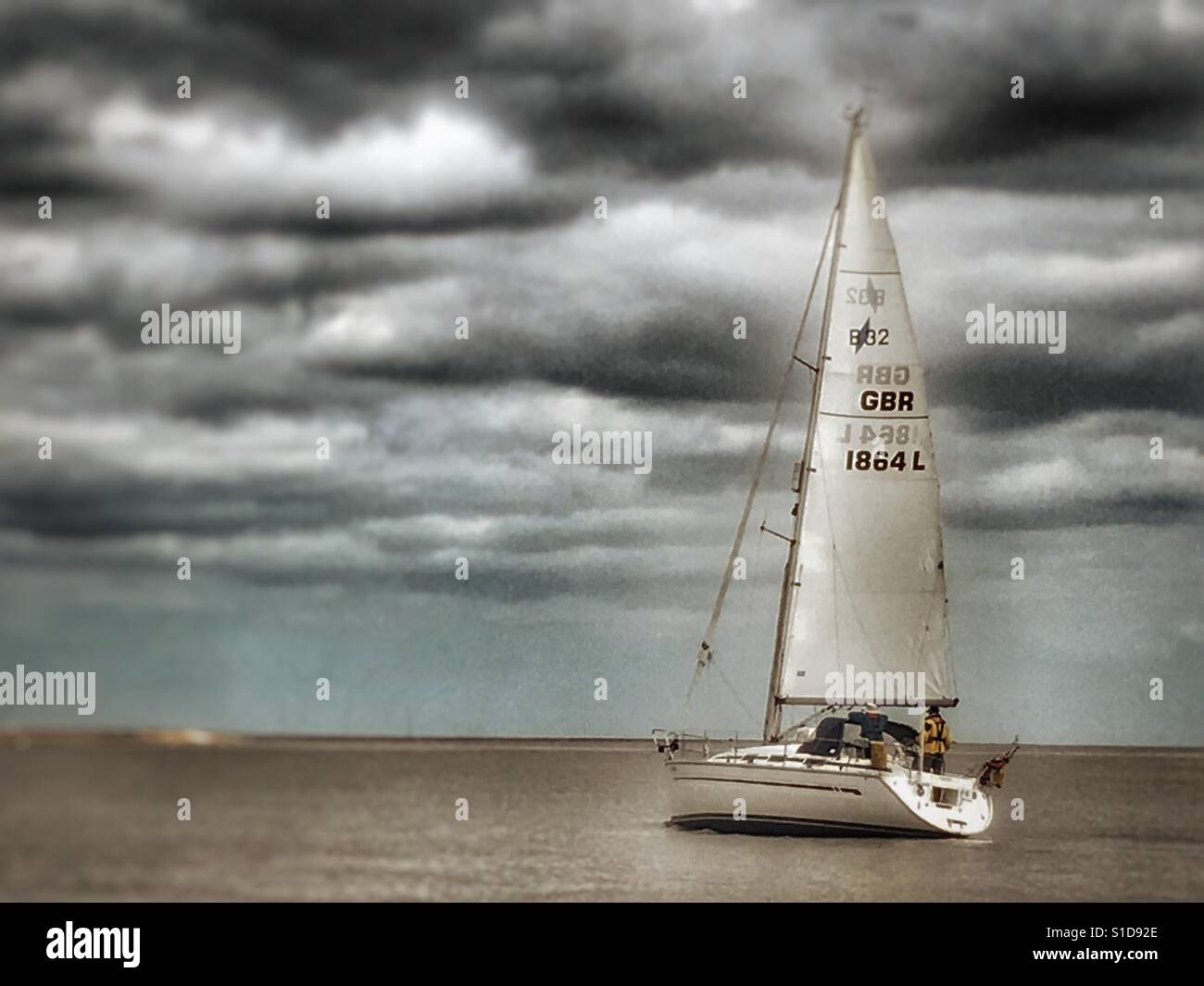 Yacht di entrare nel fiume minerale, Suffolk, Inghilterra. - Immagine stock catturata con smartphone