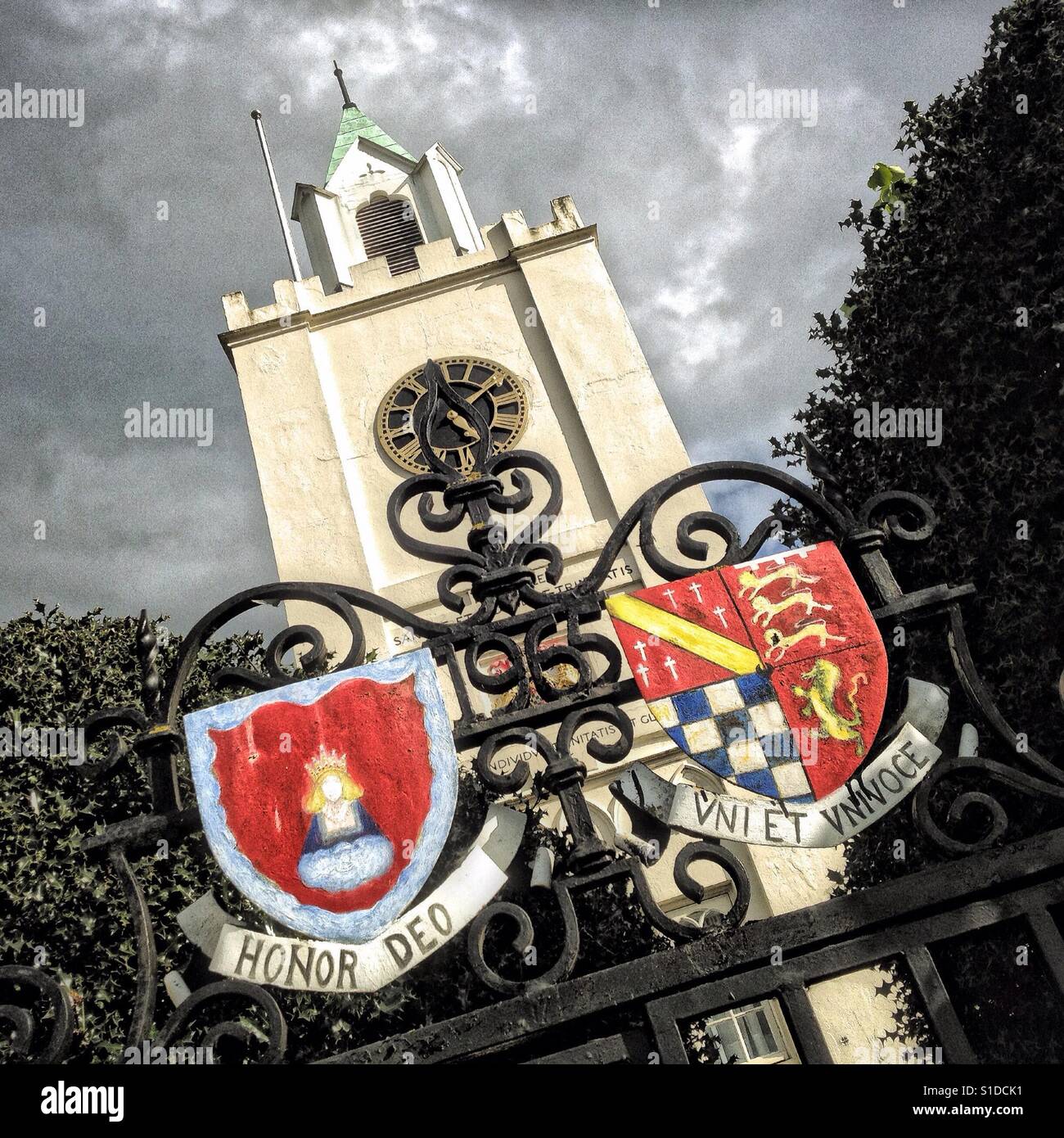Cappotti se le braccia sopra l'entrata al vecchio Royal Naval Cappella dell'ospedale - Immagine stock catturata con smartphone
